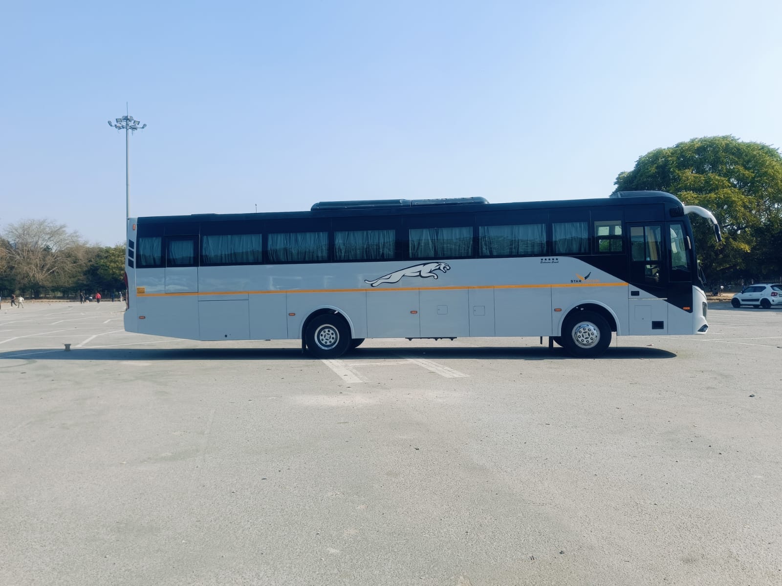 53 seater exclusive coach with refrigerator on rent